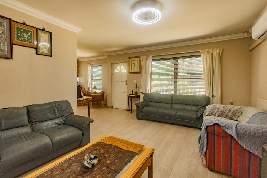 6 Bedroom Property for Sale in Uitzicht Western Cape